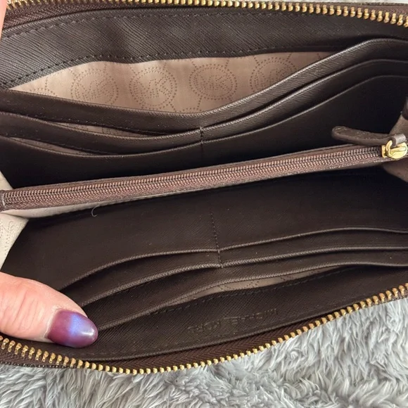 Michael Kors Brown signature wallet - Picture 3 of 3
